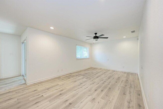 Building Photo - 6700 Kings Point