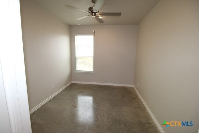 Building Photo - 640 Pacific Crest Trl