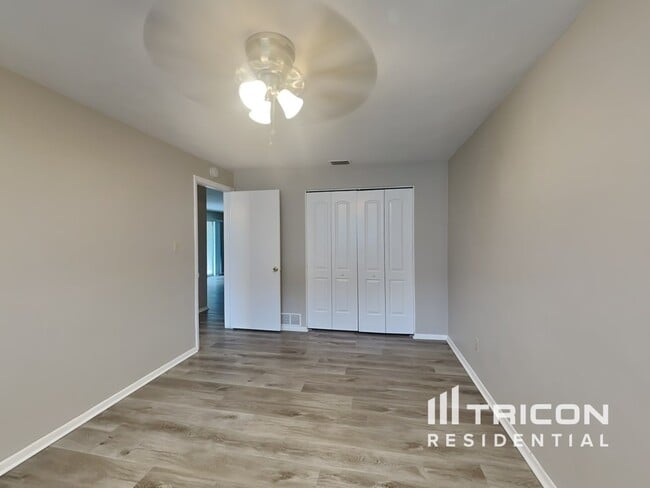 Building Photo - 730 College Hill Dr