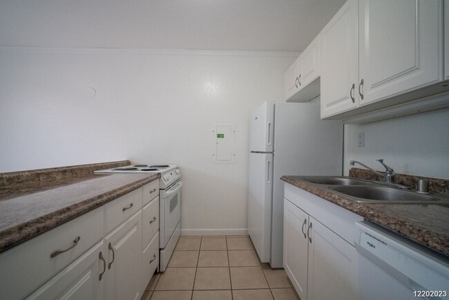 Building Photo - This 2 bedroom, 1 bathroom unit is on the 2nd story in the Makaha Valley Plantation condos. It is...