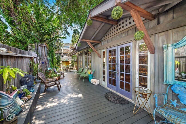 Building Photo - Ever dreamed of living under the sea?!