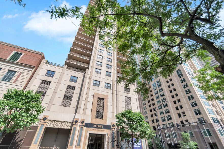 Entrance to the Caravel - 635 N Dearborn St