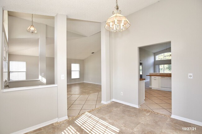 Building Photo - Stunning 3/2 Home with a Spacious 2 Car Ga...