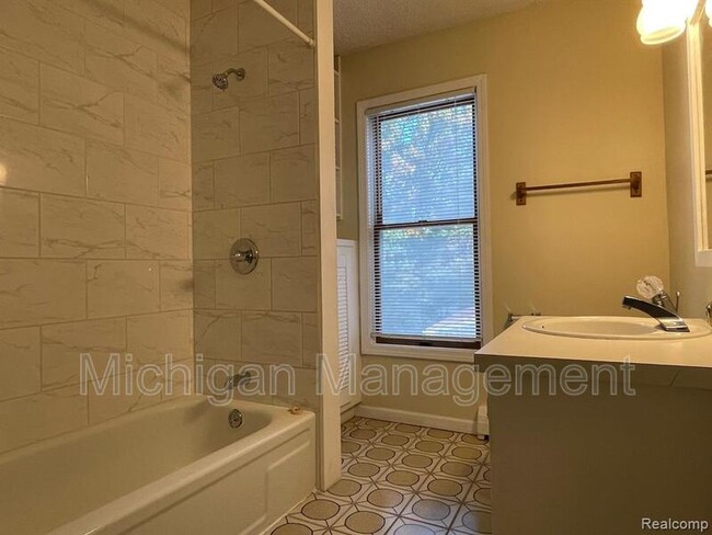 Building Photo - 283 E Ann Arbor Trail