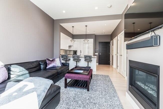 Building Photo - 32 Traveler St