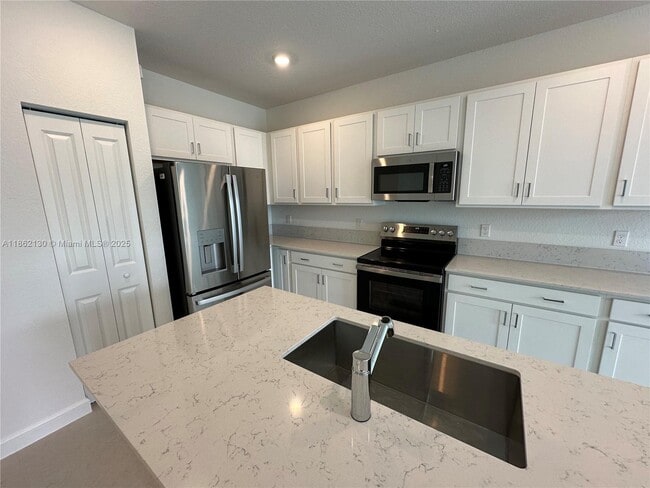 Building Photo - 402 SE Crossoak Ln