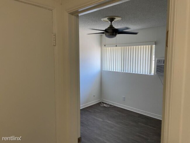 Building Photo - 420 N Loara St
