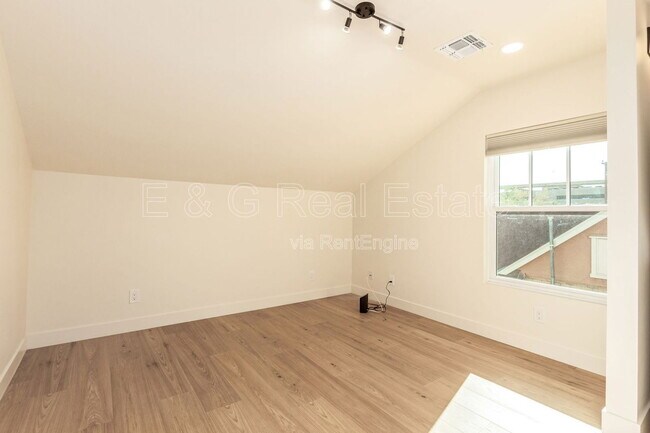 Building Photo - 125 N 11th Ave