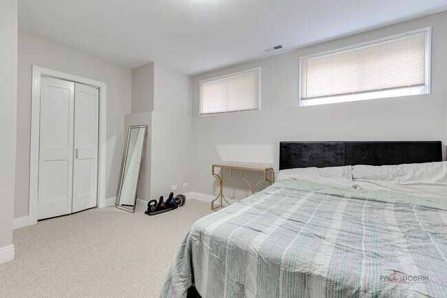 Building Photo - 3931 S Wells St