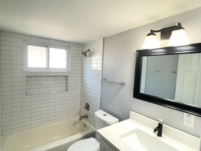 Building Photo - 2504 Manor Cir