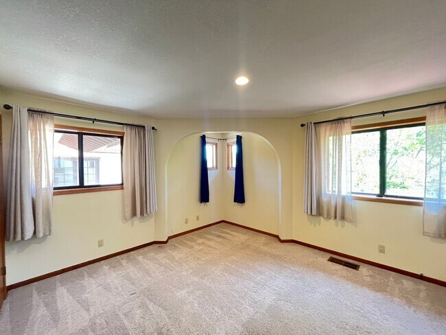 Building Photo - Spacious Home with views of the Irish Hill...