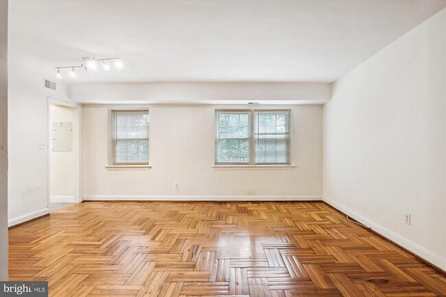 Building Photo - 1320 Fort Myer Dr