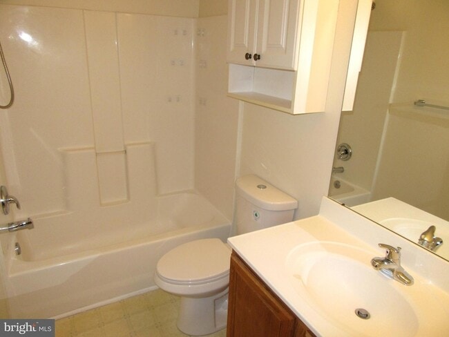 Building Photo - 136 Clear Creek Dr