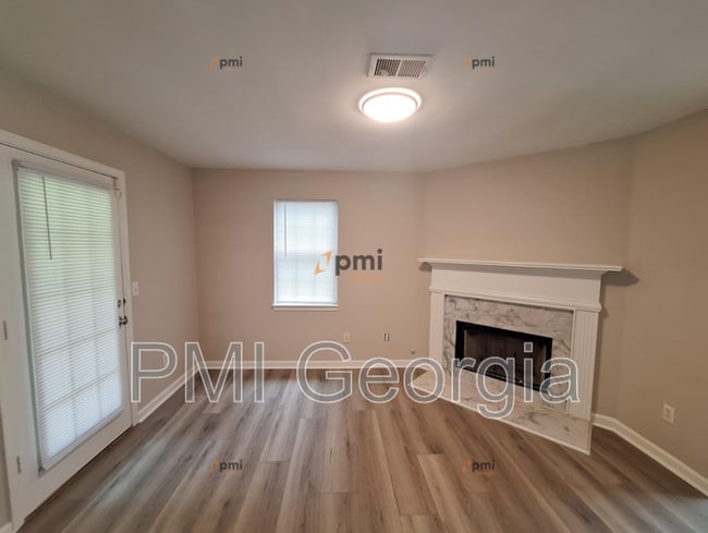 Building Photo - 8170 Autumn Green Dr