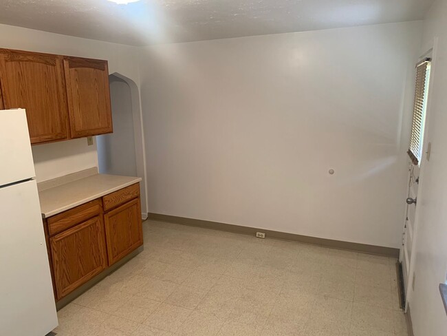 Building Photo - Spacious 2-bedroom 1-bath Townhome, Christ...