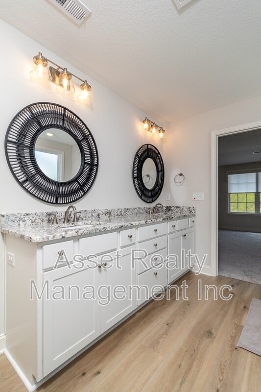 Building Photo - 1730 Silver Chapel Dr