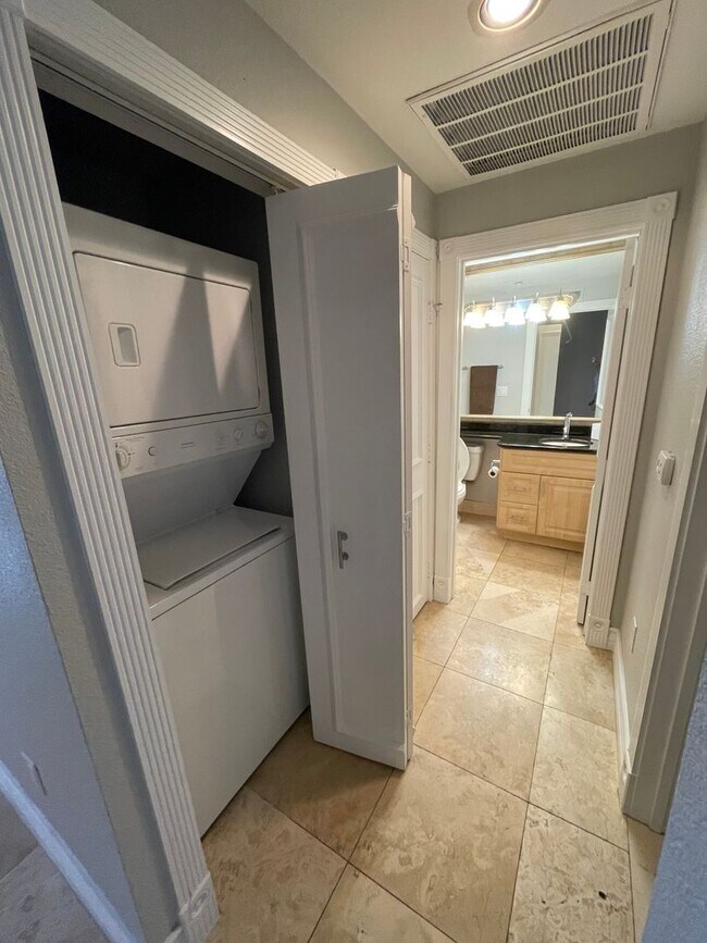 Building Photo - Meridian Furnished 2 Bd / 2 Ba Luxury Condo, Newly Renovated