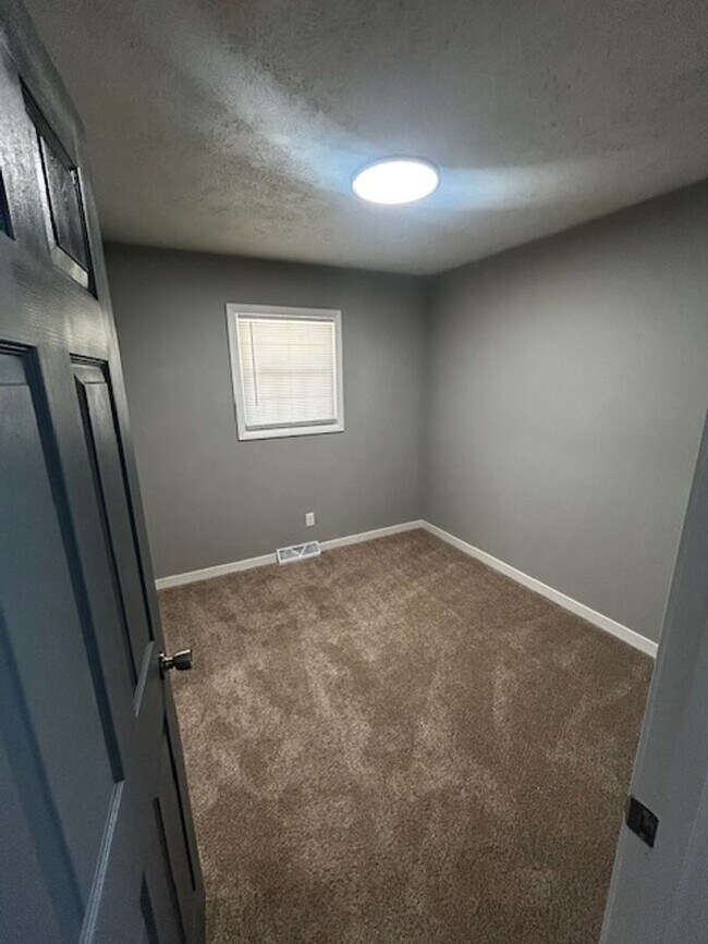 Building Photo - 27 Nottingham Dr