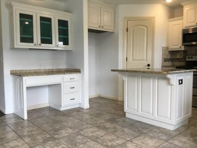 Building Photo - 1907 SW Cypress St