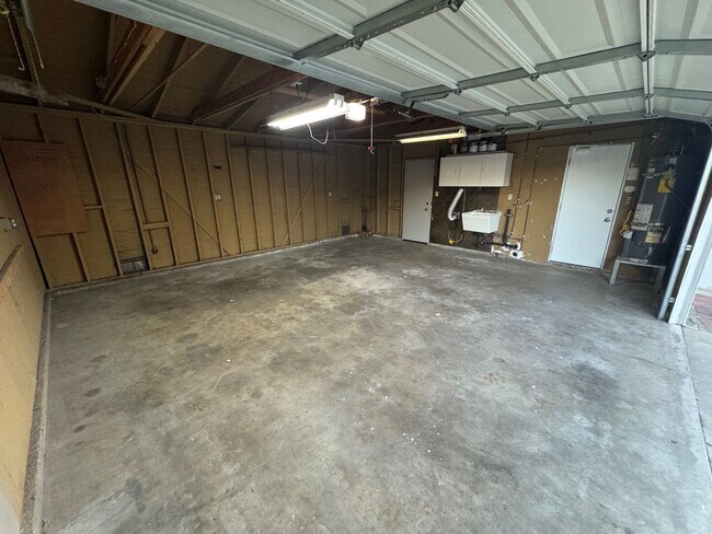 Building Photo - Remodeled 3 Bed / 2 Bath Single-Family Home | Garage, Big yard