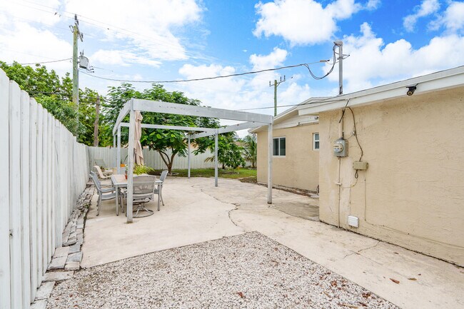 Building Photo - 201 NE 28th Ct