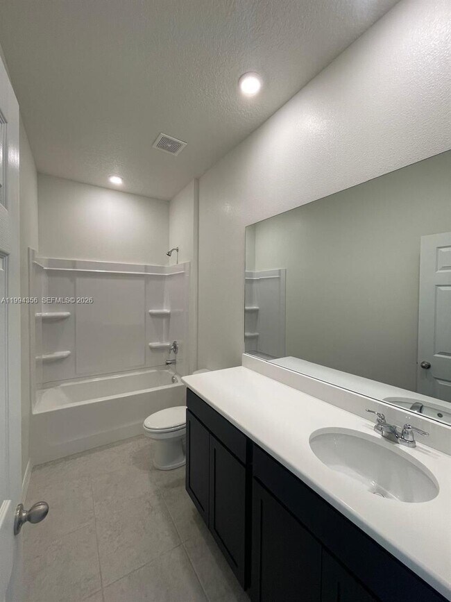 Building Photo - 2133 SE Flanders Rd