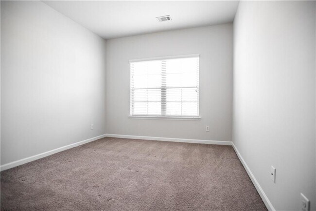 Building Photo - 5410 Mirror Lake Dr