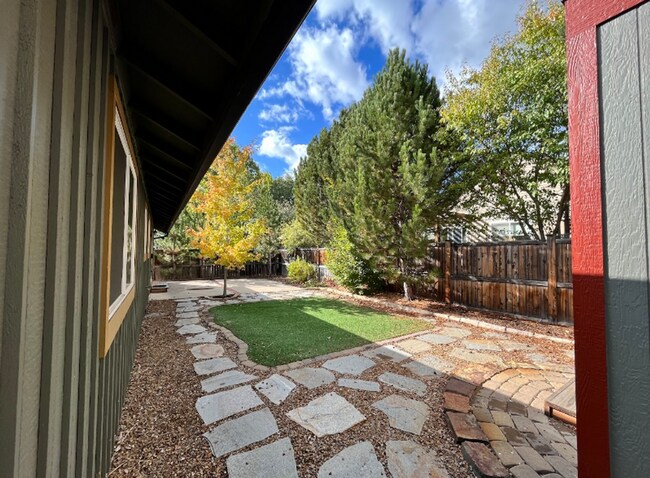 Building Photo - Spacious Westside 3-Bdrm + office & fenced yard!