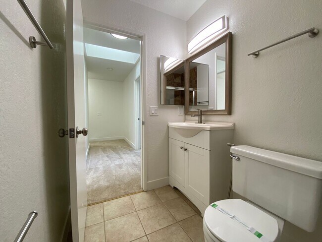 Building Photo - Stunning Townhome in Tanglewood Community