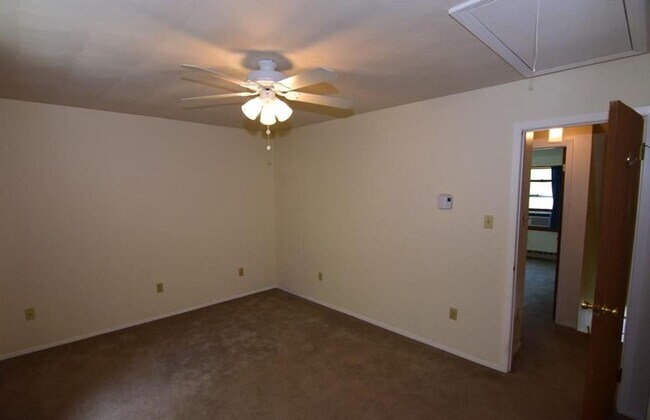 Building Photo - Woods Edge 2-Bedroom Townhome!