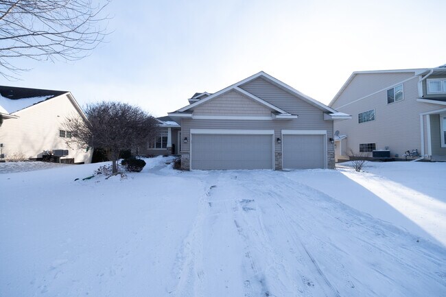 Building Photo - 572 Danube Ave