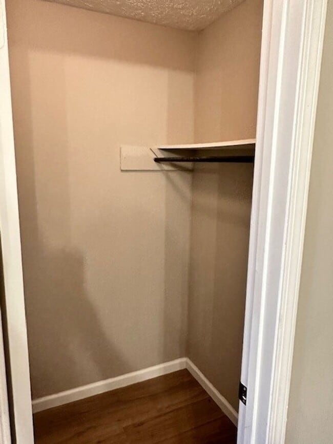Building Photo - Cute 3 bed condo in great Hermitage location!