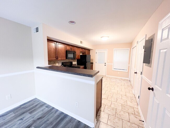 Building Photo - 2 Bedroom 1.5 Bathroom Townhome