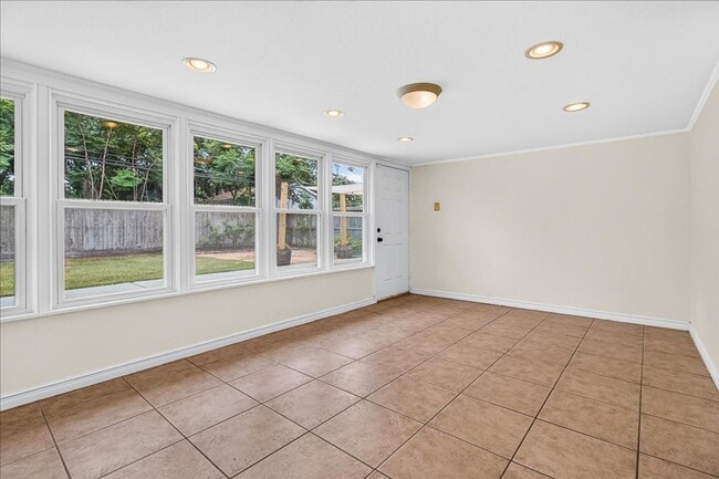 Building Photo - 609 Peerman Pl