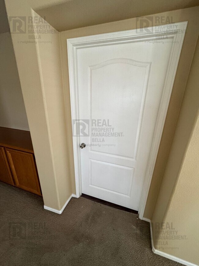 Building Photo - Ideal Layout! 4 Bedroom Home with Main Floor Bed/Bath & Open Loft