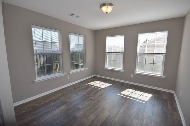 Building Photo - *AVAILABLE NOW* End Unit Town-home with Su...