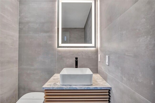 Building Photo - 15180 Lyneburg Ave