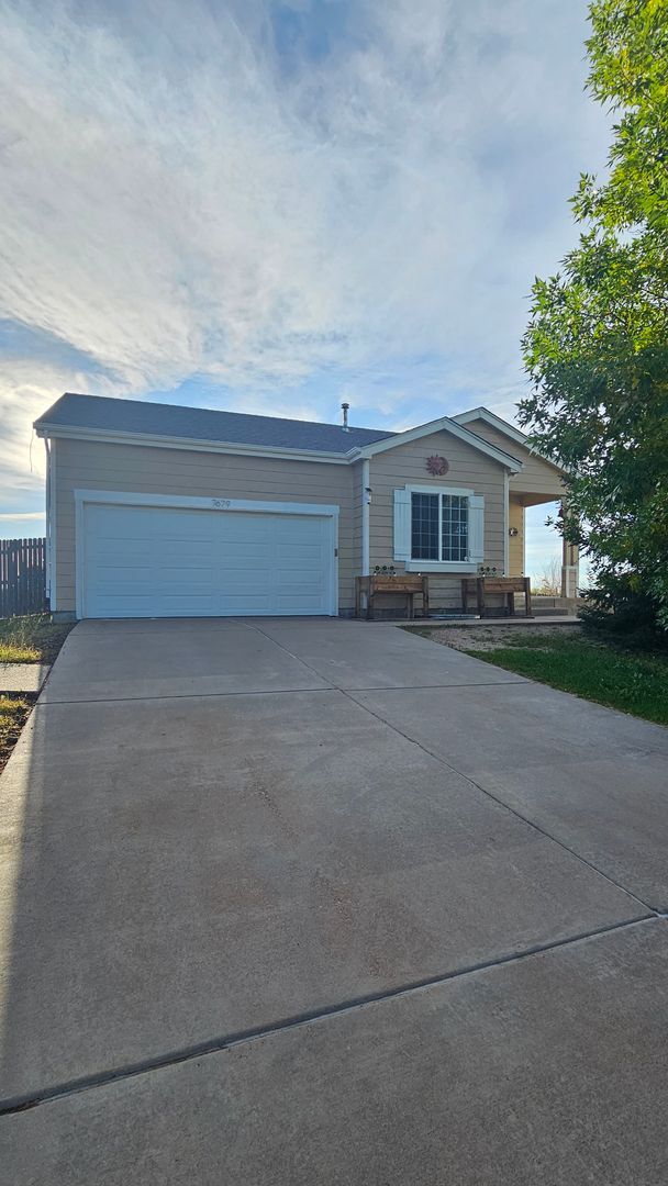 Building Photo - $2700 | 4BR/2.5BA | Pet Friendly House wit...