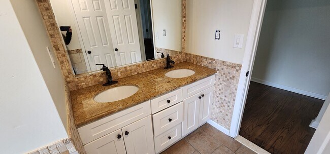 Building Photo - Beautiful and Spacious Wallingsford 4 Bedr...