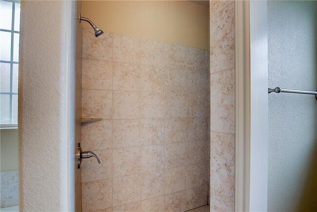 Building Photo - 221 Geode Ln