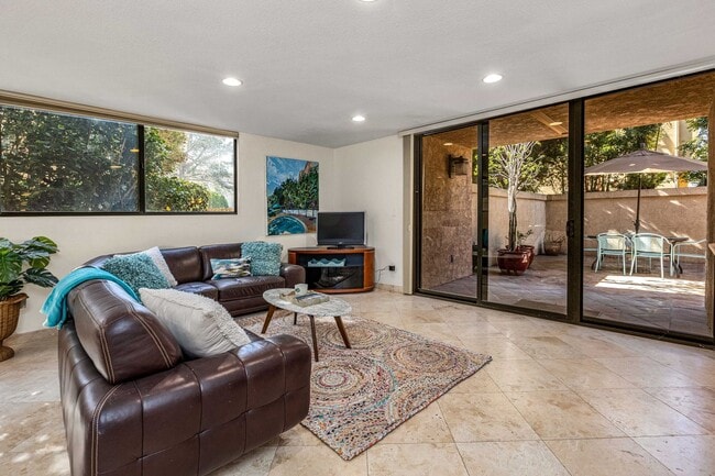 Building Photo - VACATION RENTAL - La Jolla Residence Just Blocks from the Ocean!