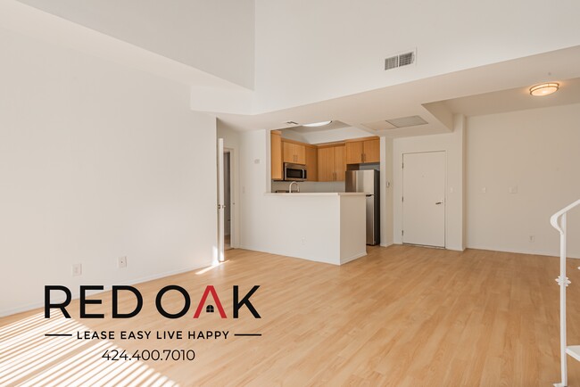 Building Photo - Gorgeous Two Bedroom with Loft, Private Ba...