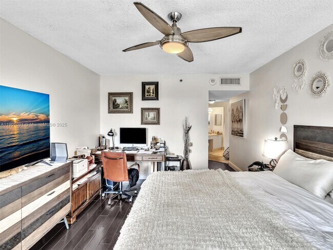 Building Photo - 6422 Collins Ave