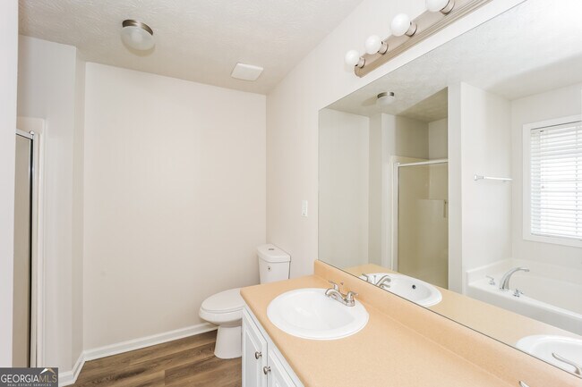 Building Photo - 320 Valley View Dr
