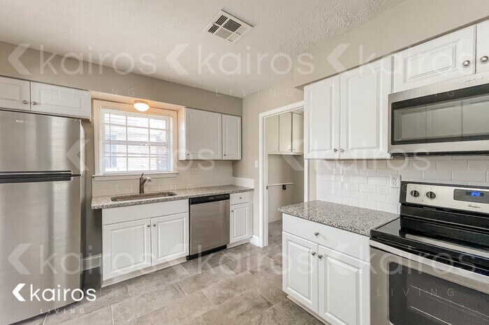 Building Photo - 2073 Edinburgh Dr