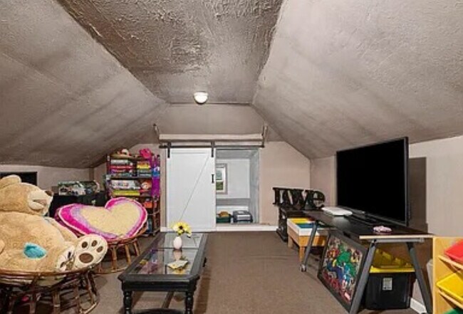 Building Photo - 1318 Division St