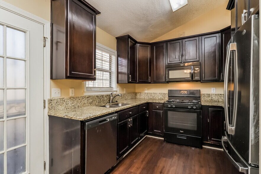 Building Photo - 153 Country Mill Ln