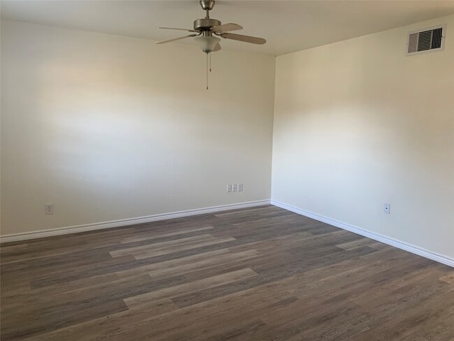 Building Photo - 448 Carlton St