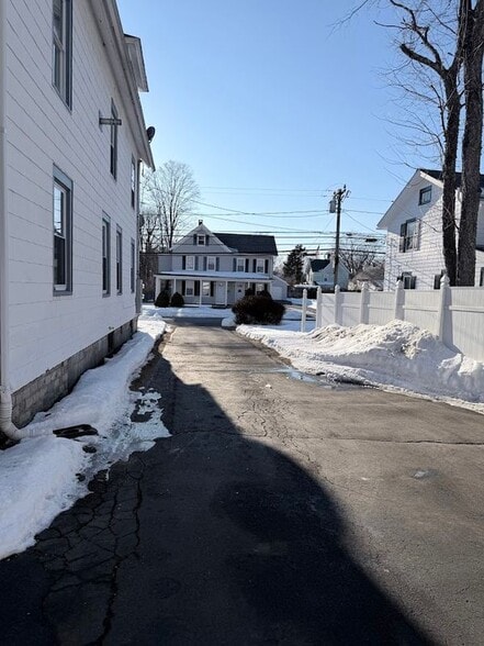 Building Photo - 79 Meadow St