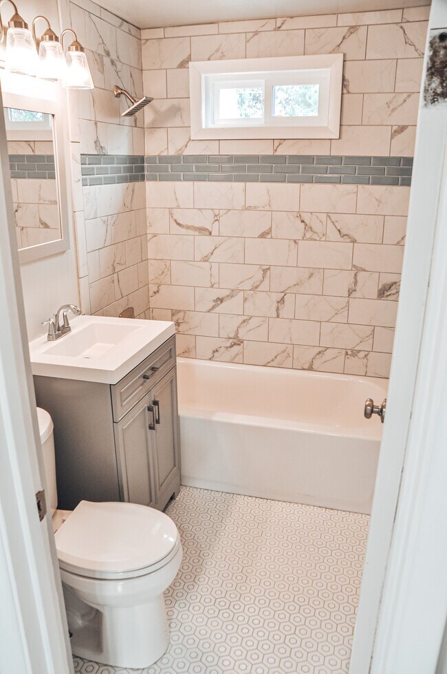 Upstairs Bath - 814 N Baker St